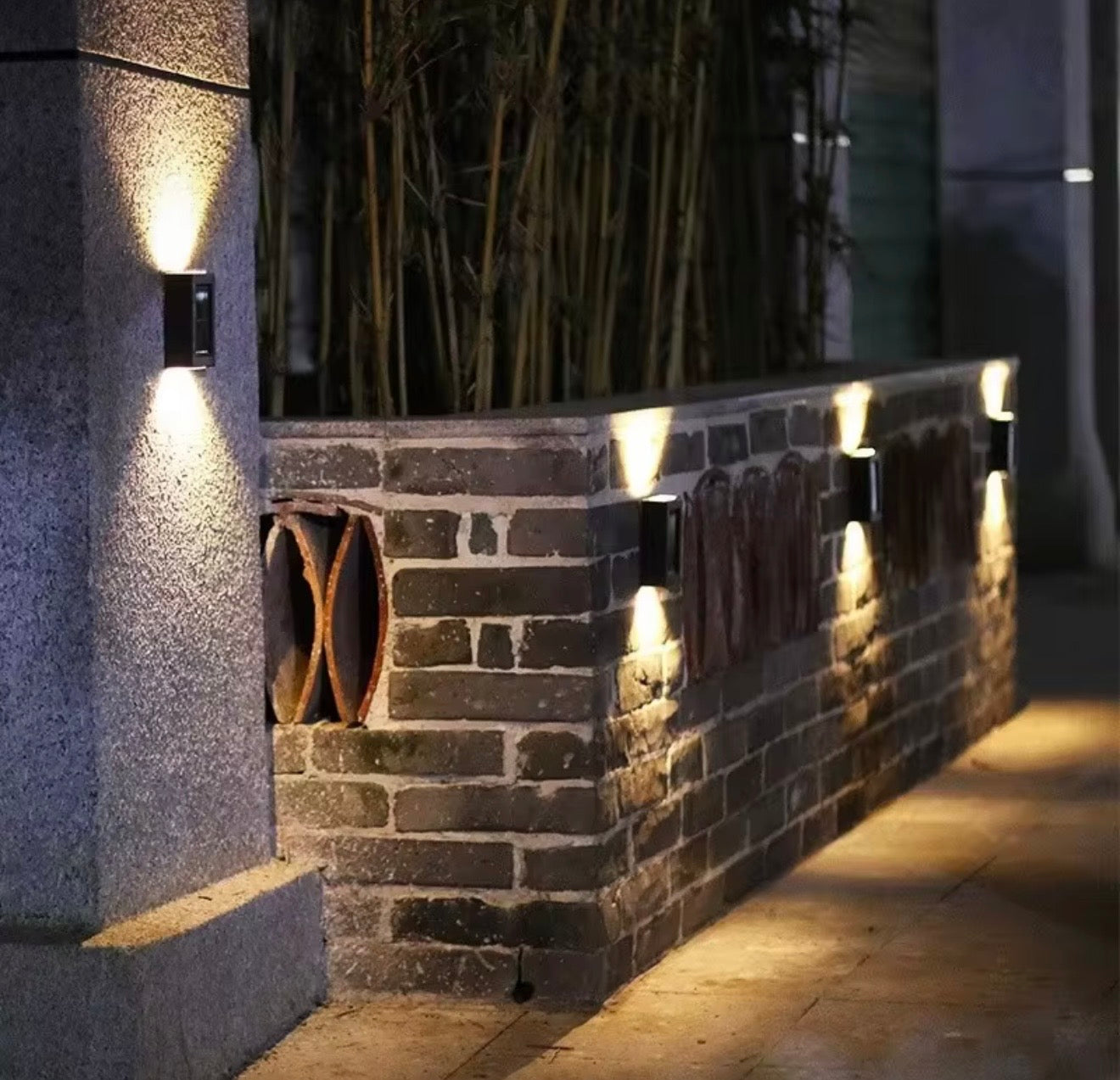 Lampă LED de perete pentru exterior, iluminare dublă sus-jos, design modern rezistent la intemperii – ideală pentru curți, terase, garduri și fațade