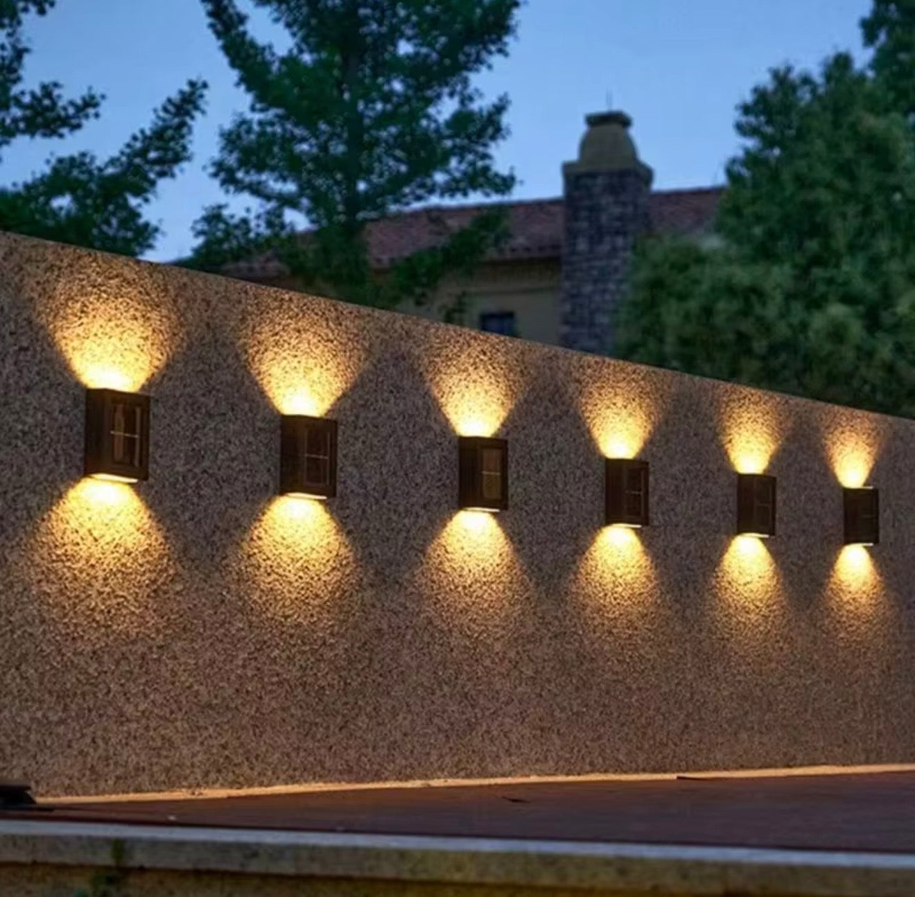 Lampă LED de perete pentru exterior, iluminare dublă sus-jos, design modern rezistent la intemperii – ideală pentru curți, terase, garduri și fațade