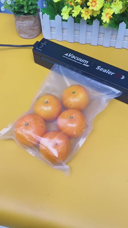Aparat de vidat compact – protejează alimentele de aer, umezeală și păstrează gustul! Bun pentru excursii cu familia, șoferii de camion, pescari și orice familie care nu vrea să mai facă risipă de mâncare!